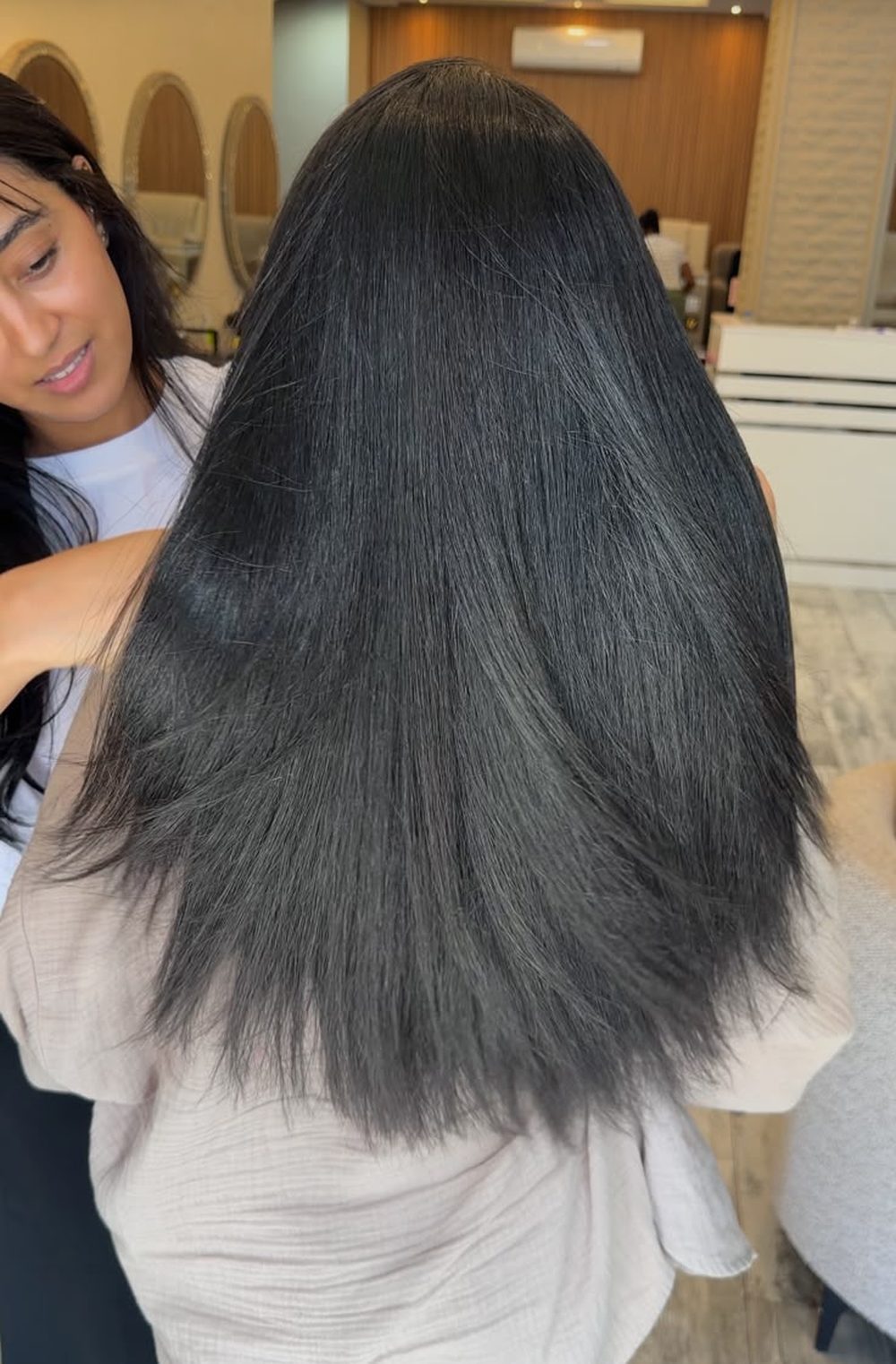 Cheveux longs lissés au salon NORITA
