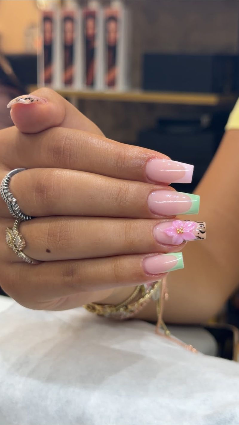 Ongles carrés, french vert et fleur rose en relief