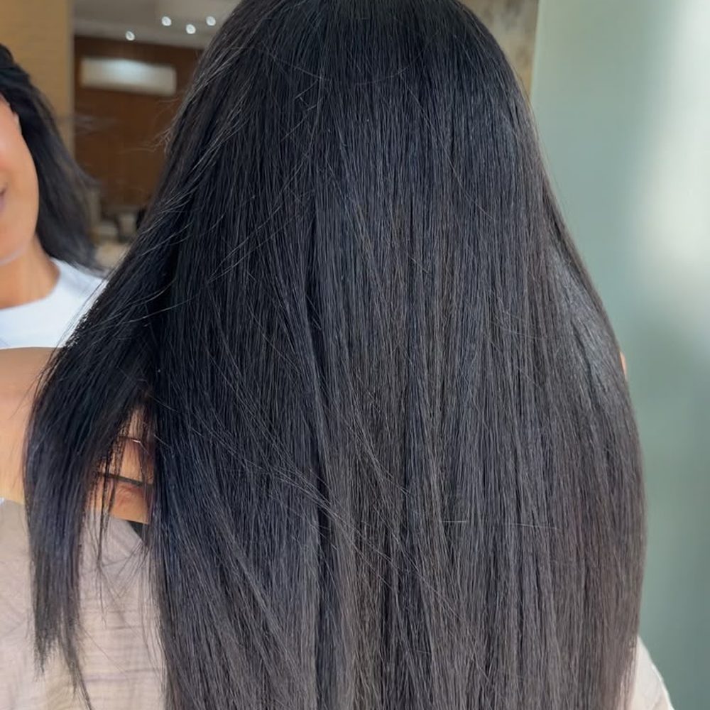 Cheveux longs et lisses après un lissage chez NORITA